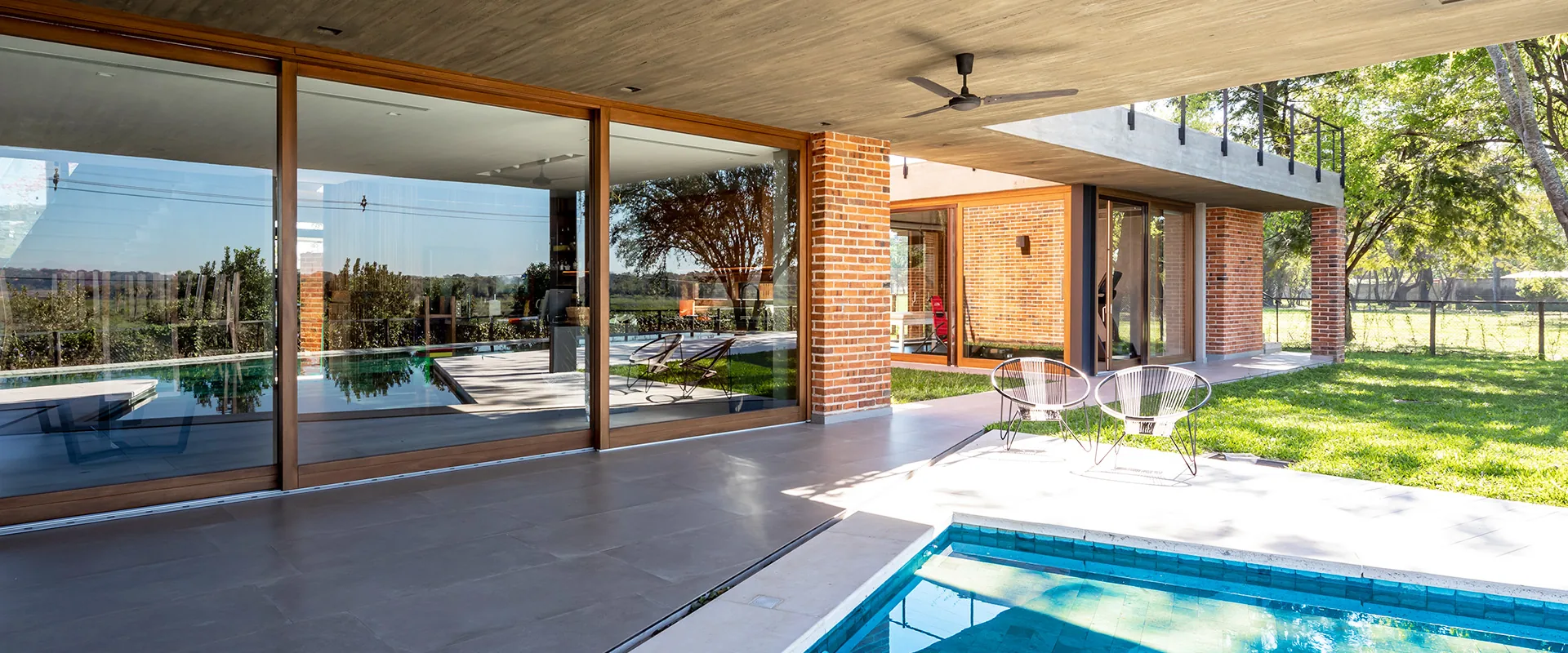 Puertas corredizas elevadoras de madera Tosco Piemontesa en una vivienda contemporánea