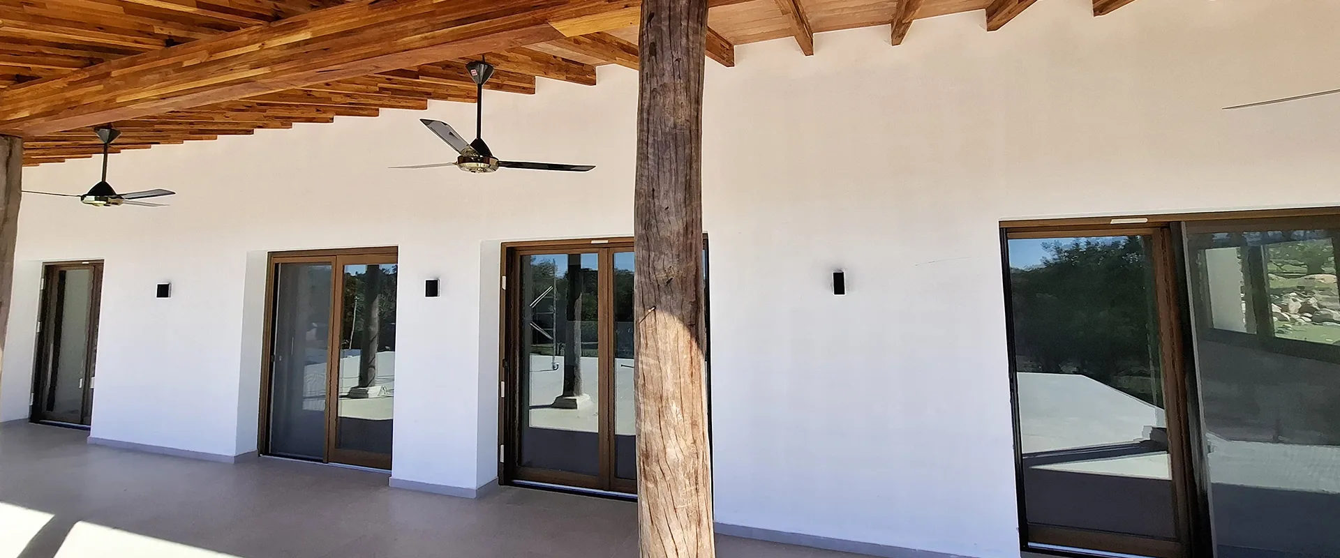 Galería con puertas y ventanas de madera Tosco Piemontesa