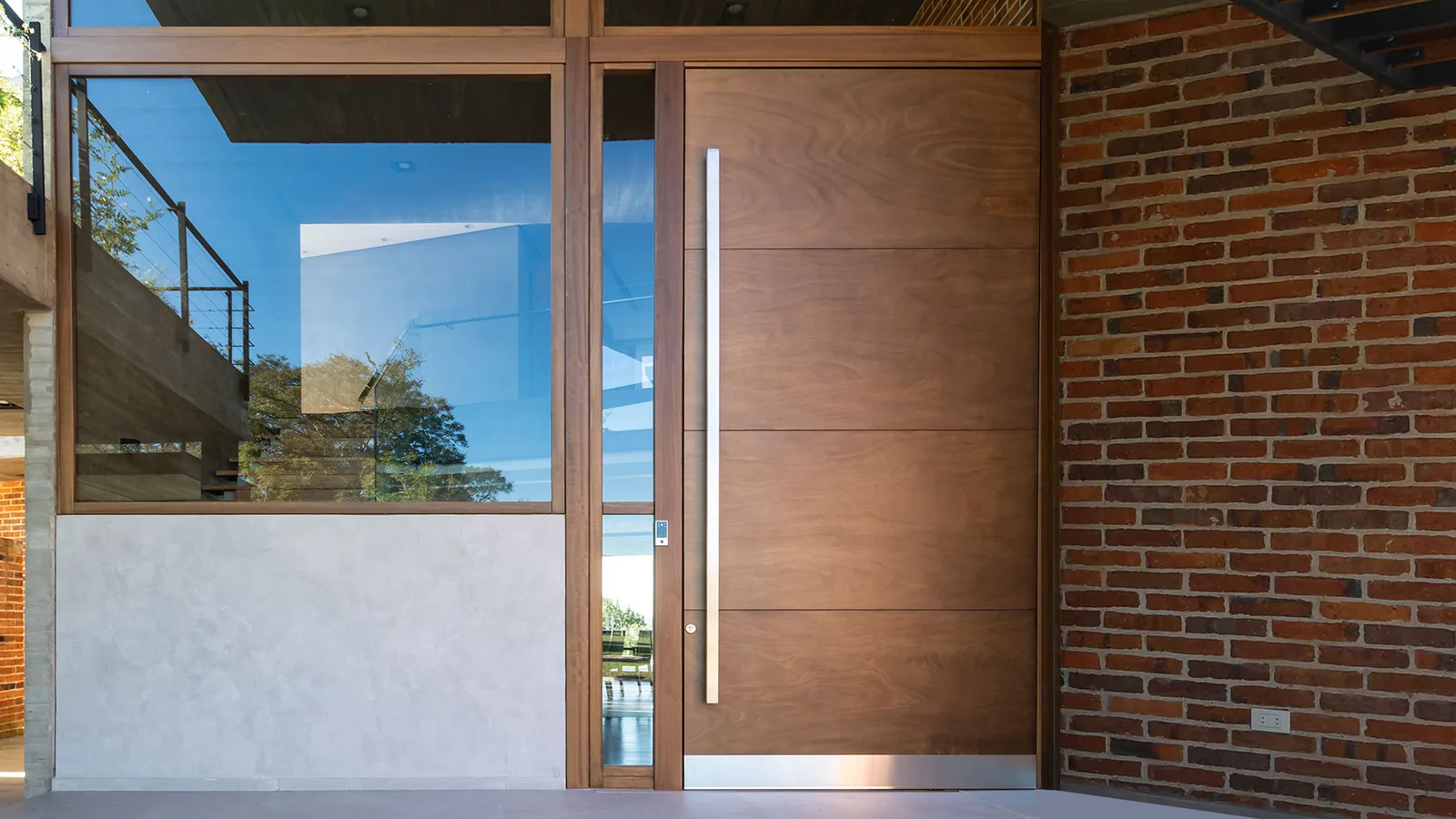 Puerta de entrada de madera Tosco Piemontesa en una vivienda