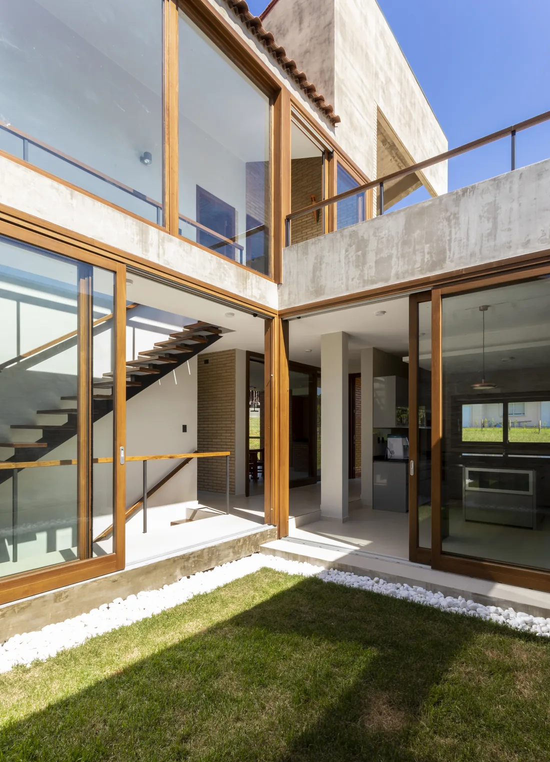 Patio interior de Casa Naciente con carpinterías de madera