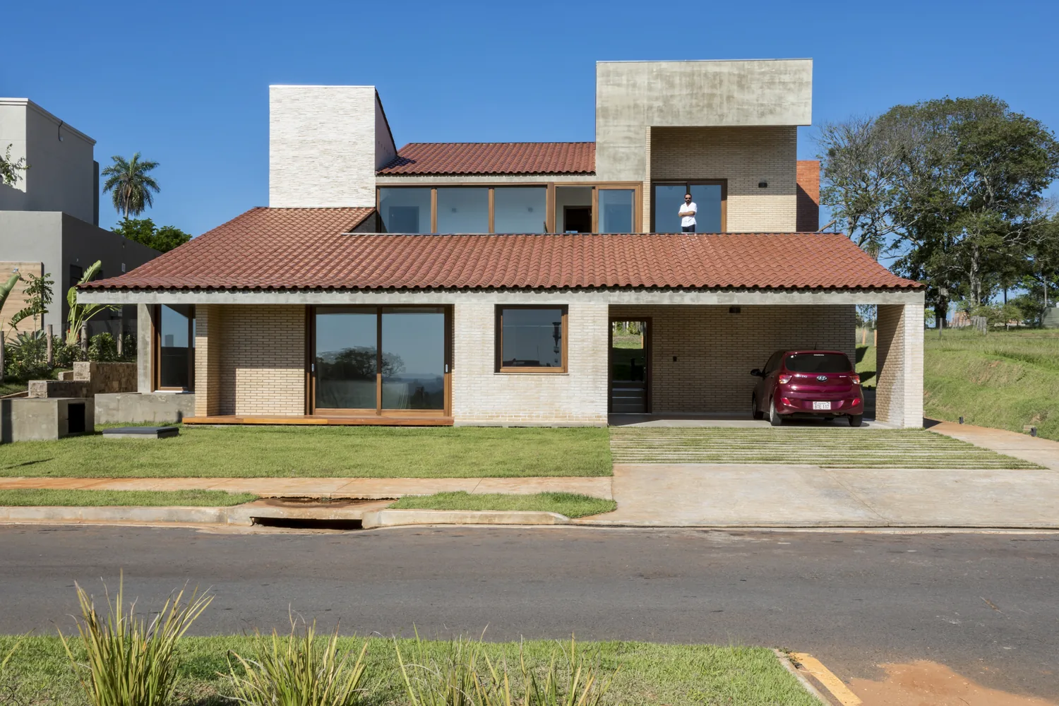 Frente de Casa Naciente, vivienda con aberturas de madera Tosco Piemontesa