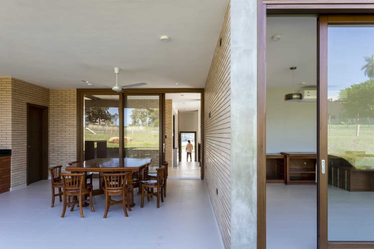 Comedor de Casa Naciente con puerta corrediza elevadora de madera