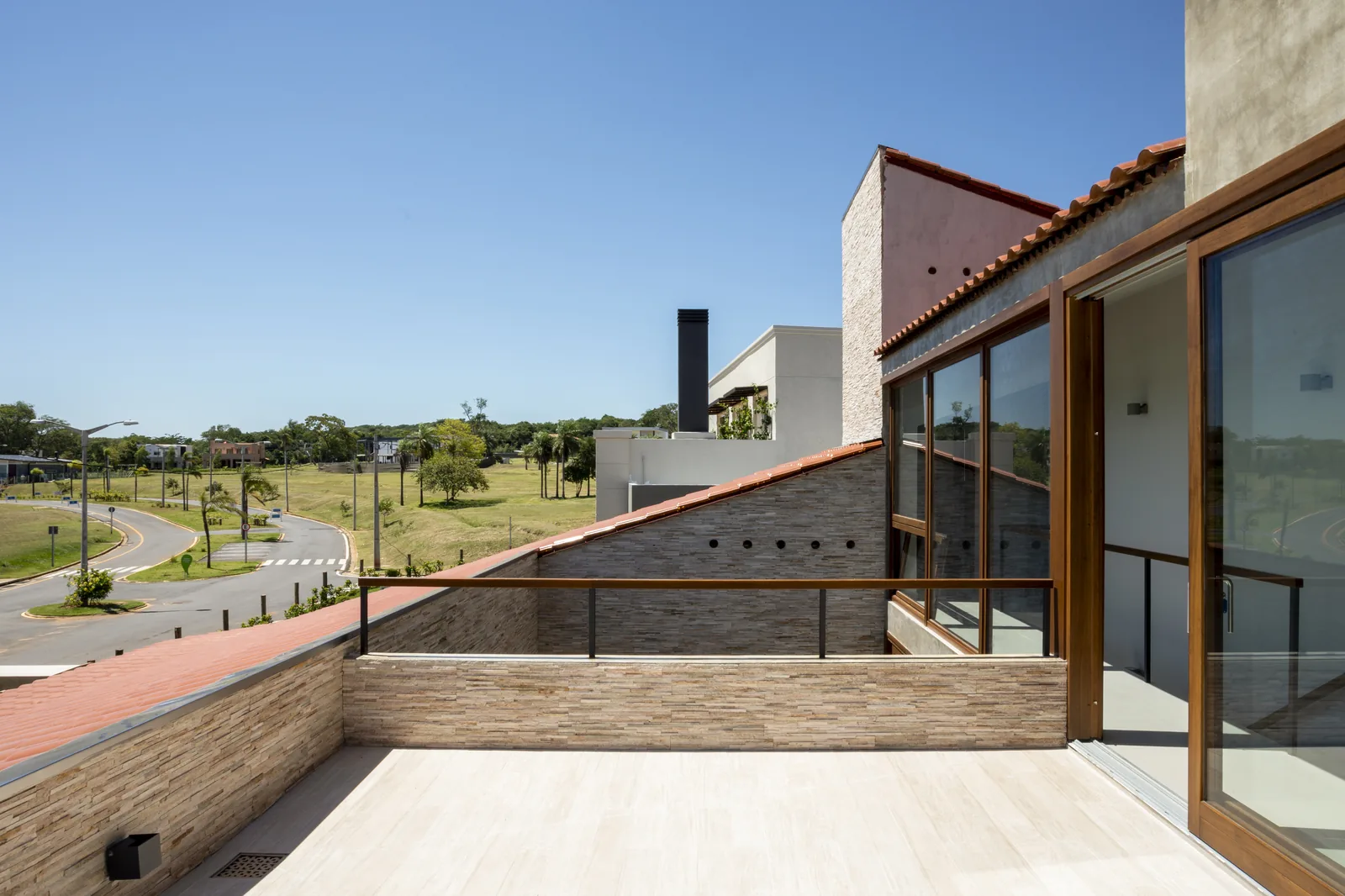 Terraza de Casa Naciente con puertas corredizas elevadoras de madera