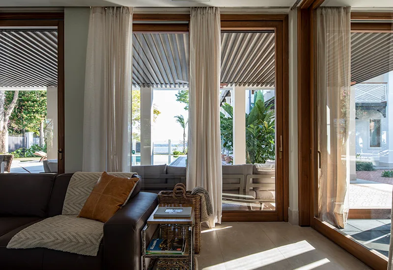 Villa del Lago, aberturas de madera Tosco Piemontesa