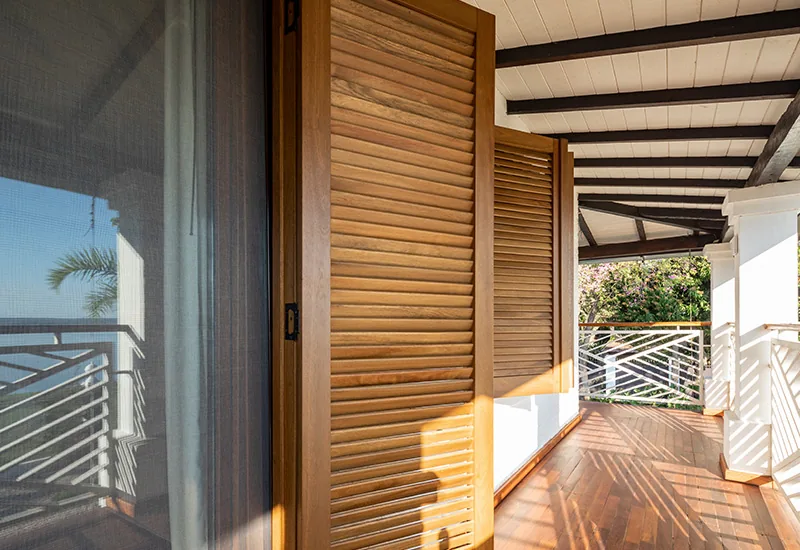 Villa del Lago, aberturas de madera Tosco Piemontesa